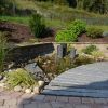 wasserspiel als unterbrechung der beiden pflasterflaechen