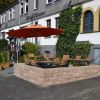 biergarten eingefasst mit einer sitzmauer